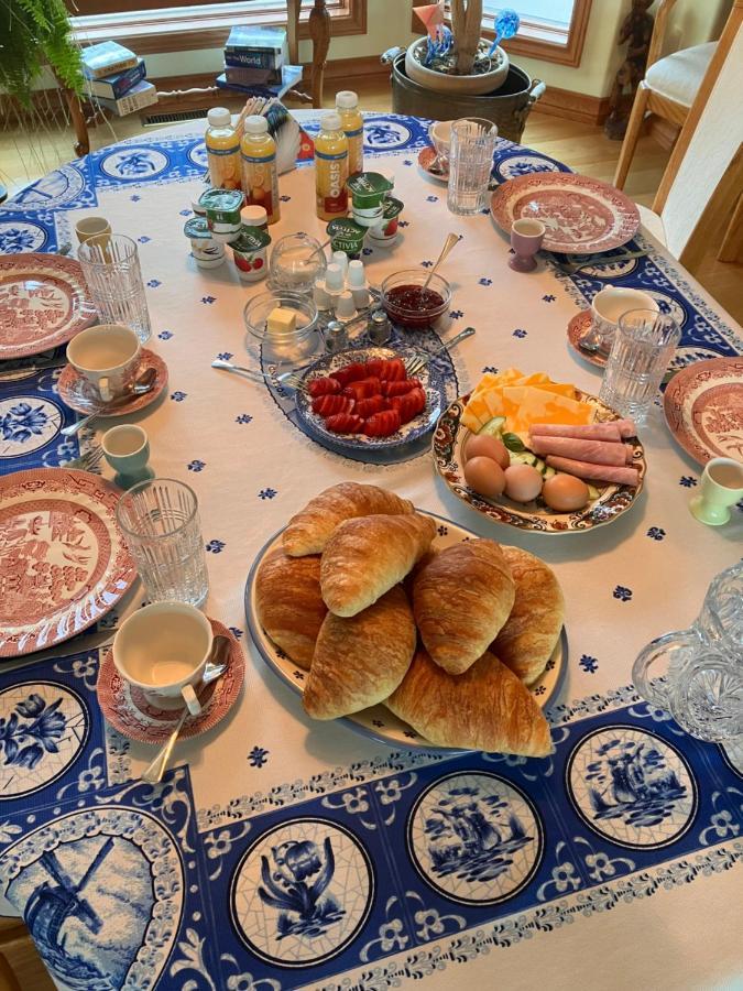 Rocky Mountain View Bed & Breakfast Cochrane Bagian luar foto