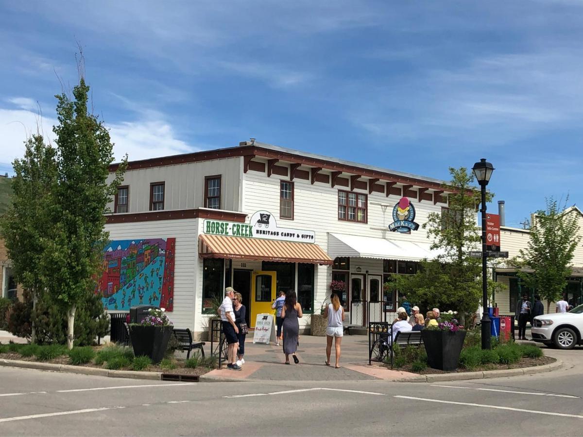 Rocky Mountain View Bed & Breakfast Cochrane Bagian luar foto